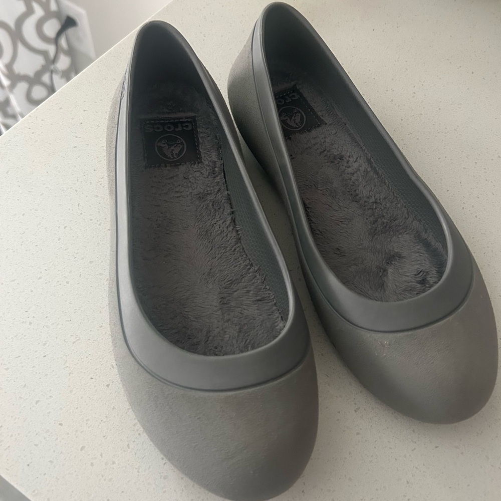 Crocs Mammoth Lined Flats with a faux fur footbed size 6